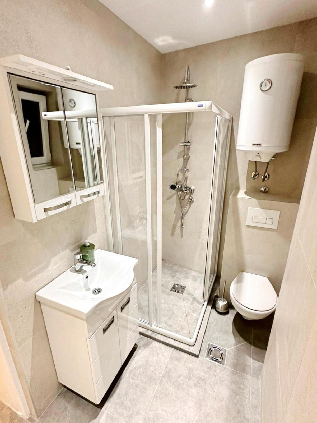 Modern Renovated Apartment *